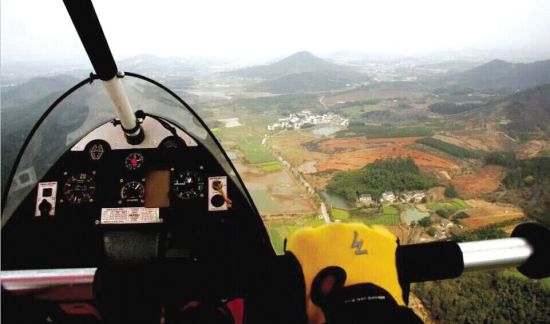 安庆53岁男子爱玩动力三角翼 曾是战斗机飞行
