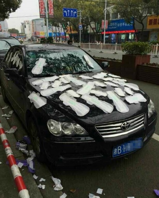 宁波女子不满男友夜不归宿 用卫生巾贴满其车