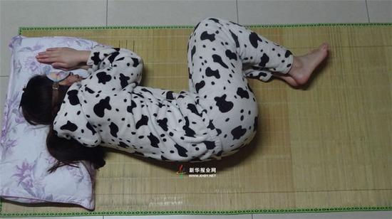 世界睡眠日:<em>扬州</em>萌<em>妹子</em>自当模特教睡姿_新浪江