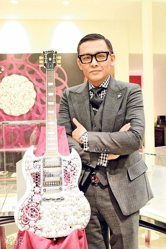 雷颂德将400卡钻石镶嵌在结他上，价值超过200万美金，成为全球最高价值吉他。