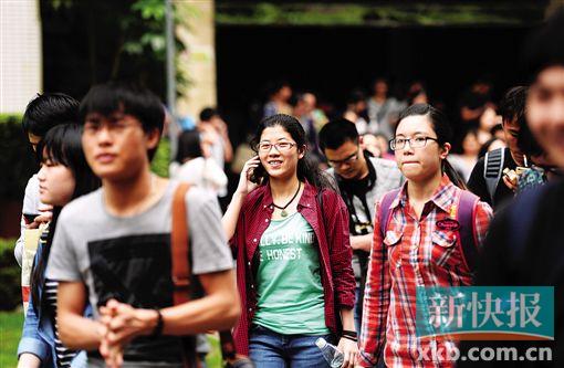 ■昨日,2015年广东省公务员笔试开考。图为考试结束后,考生们表情轻松。新快报记者 孙毅/摄