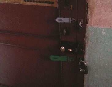 南京八旬老太太失明防老伴不忠 门上装上7把锁