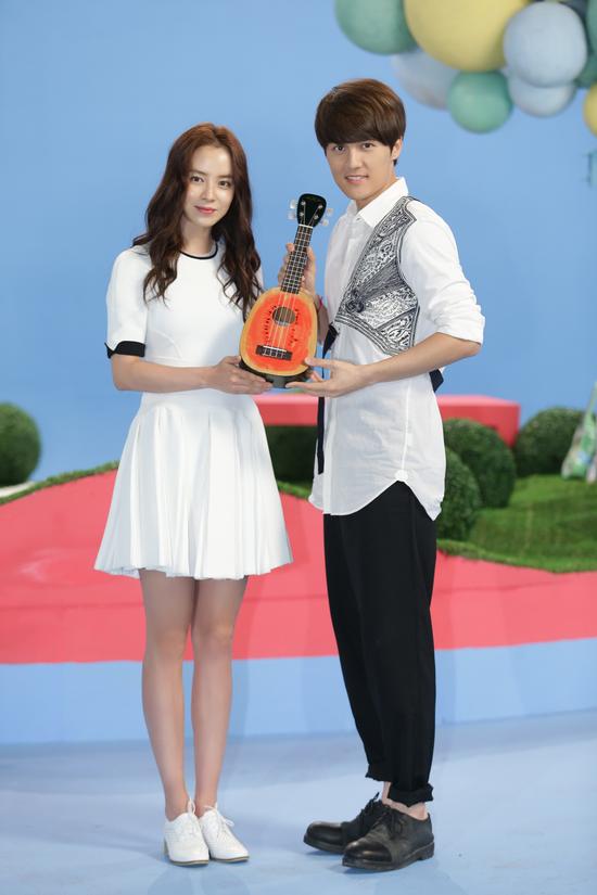 吴克群(右)送宋智孝乌克丽丽