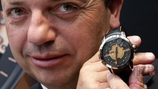 三名牌手可以使用Christophe Claret的扑克腕表(Poker Watch)来对战。
