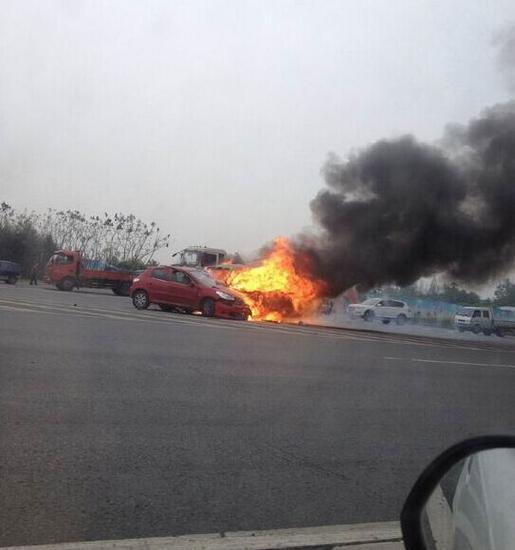 成新蒲快速通道两车相撞后起火