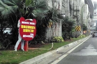 在海口南海大道，每隔一段距离，就有一个这样的“人肉”广告牌