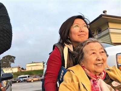 2015年春节,安荣和母亲在美国西部一个小镇上的合影。