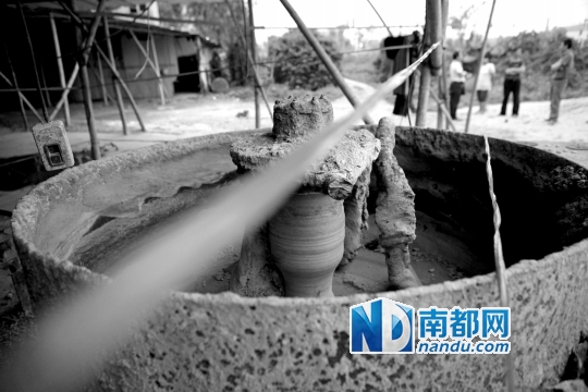 昨日下午,搅拌机突然启动,惠州3名小孩惨死在里面。南都记者 陈伟斌 摄