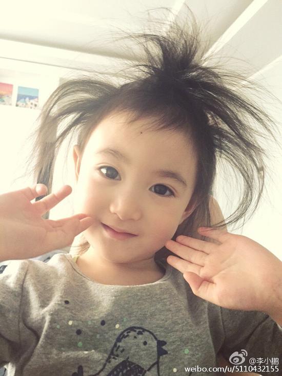 奥莉清晨爆炸头萌照