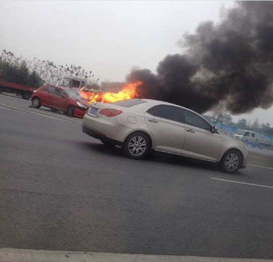 成新蒲快速通道两车相撞后起火