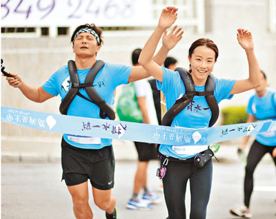 方力申邓丽欣背水爬山走15公里体验旱区生活