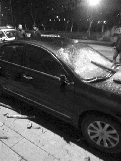 杭州男子半夜醉酒后疯狂砸车 木棍都折断成好