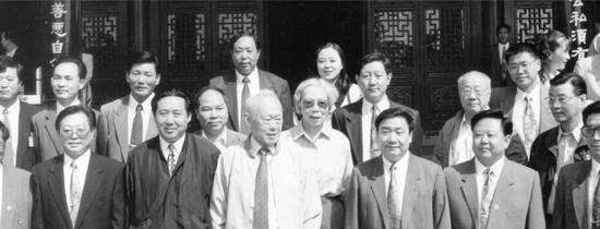 1994年，李光耀一行在开封包公祠留影