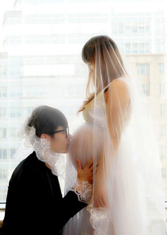 李行亮亲吻爱人肚子