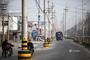 3月23日，济南市天桥区东宇大街北段，蓝翔中路往南至铁路桥附近约800米路段西侧快车道上线杆林立，车辆过往时如同穿行“梅花桩”，险象环生，碰擦事故时有发生。大众网记者 王长坤 摄