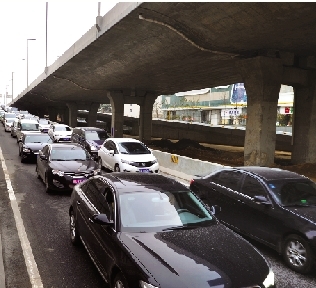 昨日17點10分，隴海高架桐柏路下橋口下行車輛排起了長隊