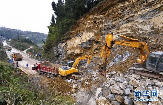 山体垮塌致209国道湖北恩施部分路段交通中断