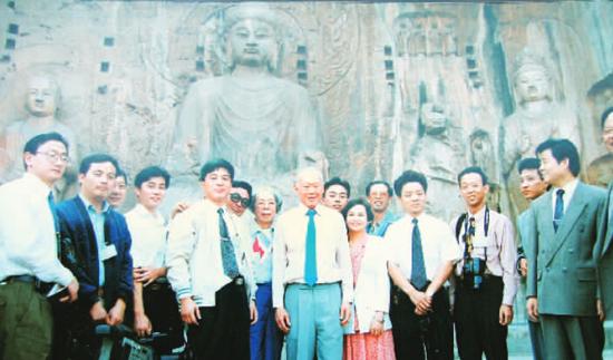 1994年，李光耀一行参观洛阳龙门石窟