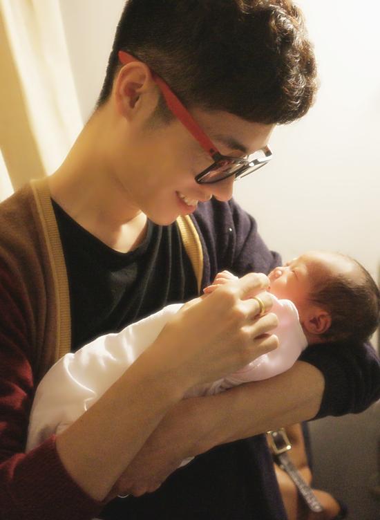 李行亮怀抱爱女