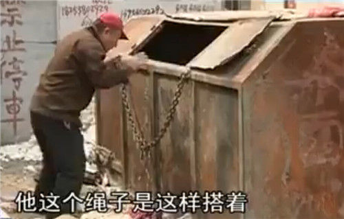 附近的居民描述环卫工人死亡的状态。（视频截图）