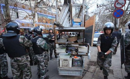 徐州百余名城管全副武装清理钉子户小贩
