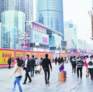 3月13日，深圳华强电子世界外贴满招商海报。CFP供图