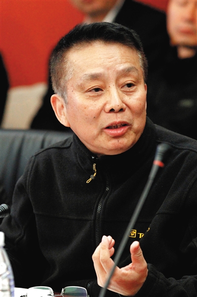 前会长黄建新（左）在投票会议上率先“开炮”，与现导演协会会长李少红争执不下，从而引起业界讨论。