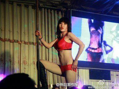 脱衣舞女郎。