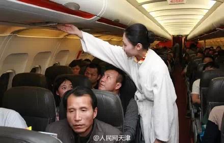 美丽空姐一改往日空乘制服装扮,一席睡衣亮相飞机客舱