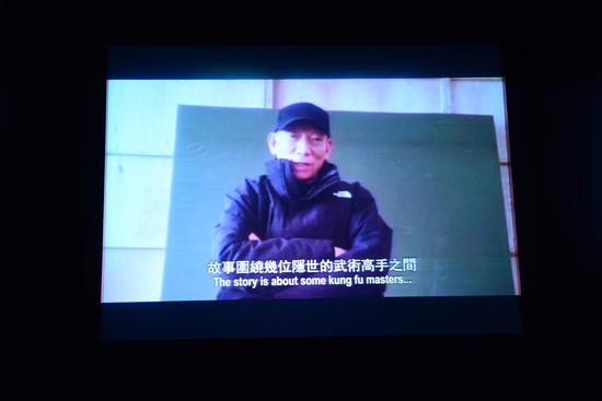 八爷透过VCR与观众打招呼