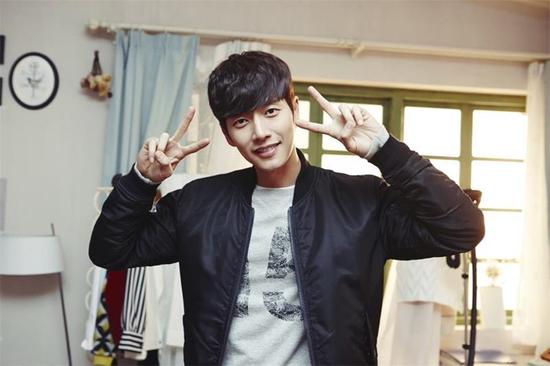 朴海镇比可爱剪刀手