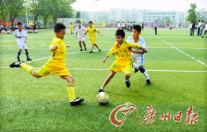 小学生参加荔湾区五人制男子足球邀请赛。(资料图片)广州日报记者骆昌威摄
