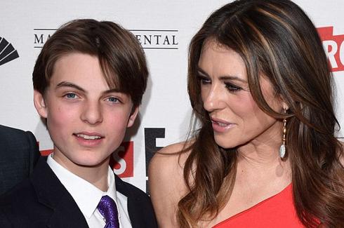 名模赫莉带12岁帅儿子