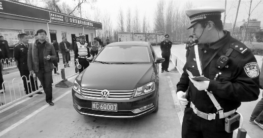 3月24日,伊川县交通执法站的民警根据卡口系统给出的信息,查处了一辆套牌车辆