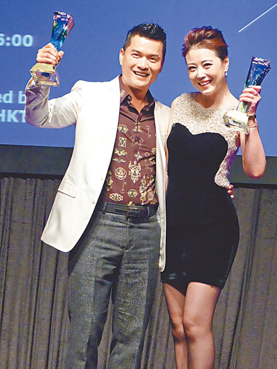 吕良伟(左)和周海媚齐获英艺奖，表扬他俩在内地的成就。