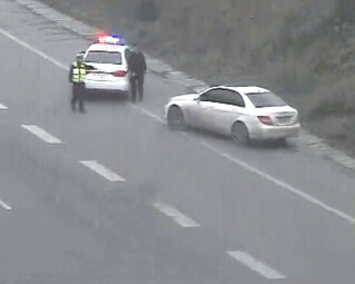 到警察,红衣女立马跳上车,大奔快速逃离