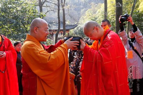 杭州市佛协会长、灵隐寺方丈光泉大和尚授钵