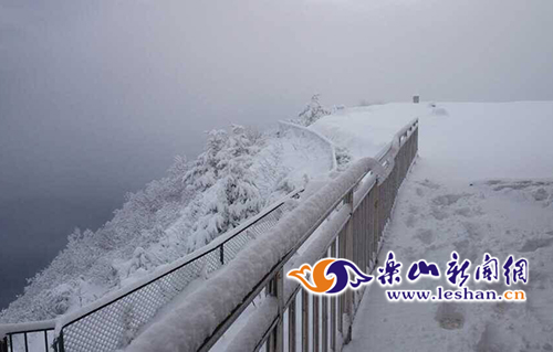 峨眉山通宵下大雪 金顶积雪1尺多厚