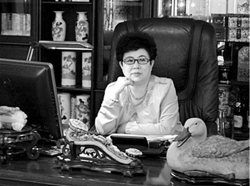 程红精心摄制的“老板照”中,她显摆的高级珠宝,桌案上的玉石白菜、如意、风水鸭和背景中的成套古玩、名酒营造出了一种奢华而且微妙的暗示氛围。
