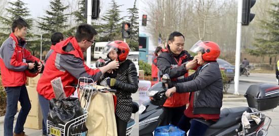 可口可乐公司街头赠送安全头盔 倡导市民道路