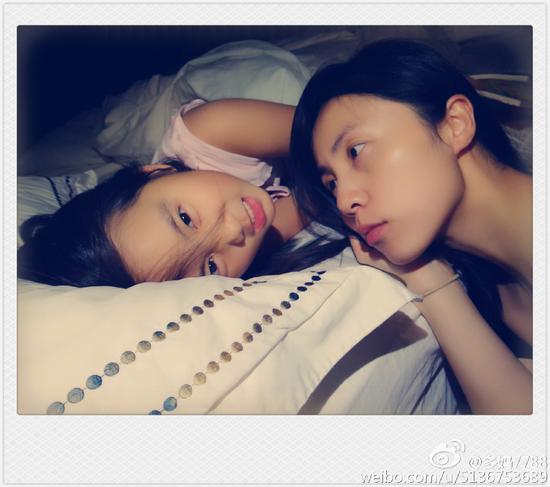 孙莉和多多睡前玩耍