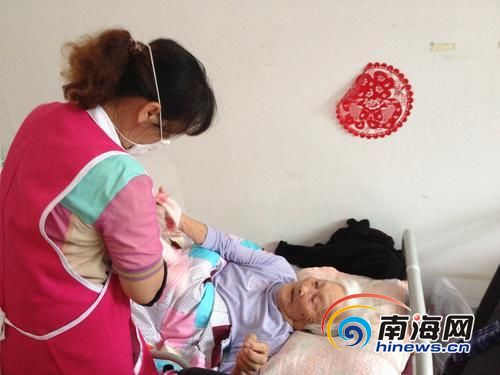 米铺老年公寓的护理人员照顾失能老人。