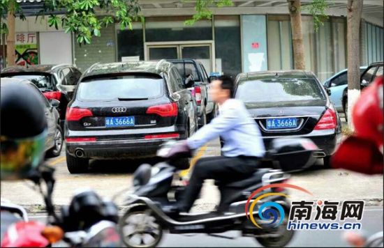 两辆琼A牌照豪车挂同一“靓号”车牌紧挨停放遭网友曝光。(网友拍摄)
