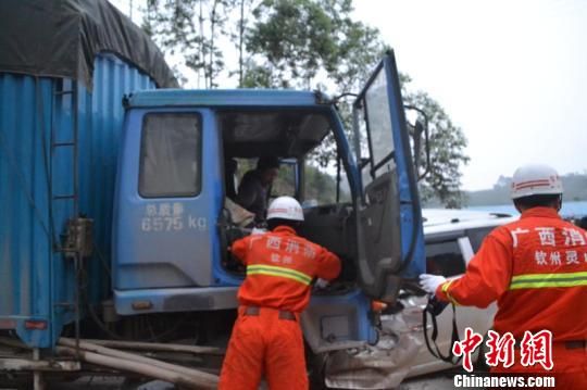 图为事故现场 盘忠生 摄