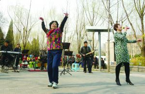 昨天，通州玉桥中路的街边公园内，一位大妈乘兴起舞。晨报记者 柴春霞