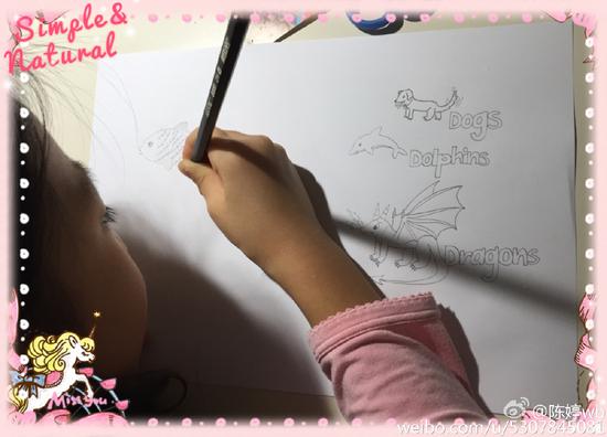 张艺谋女儿作画长睫毛抢镜