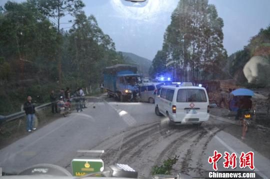 图为事故现场 盘忠生 摄