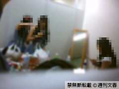 AKB偷拍照片，成员互相帮忙换演出服