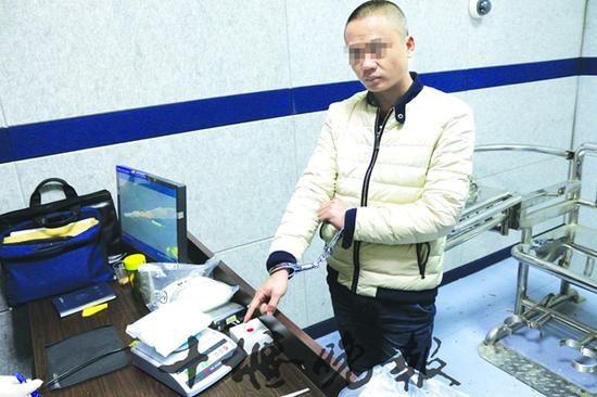 女子<em>胸罩藏</em>毒牵出贩毒团伙 十堰警方破特大贩