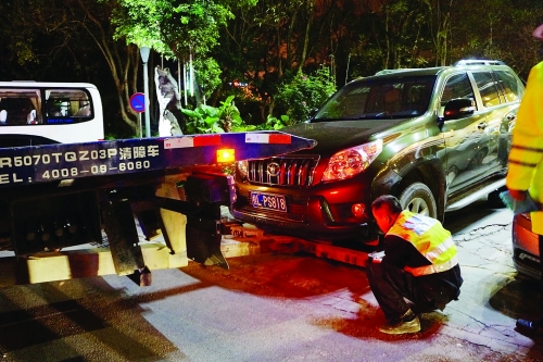 23日晚10点多,在杉湖北路,交警部门对查获的套牌车辆进行拖移 记者桂晨 摄